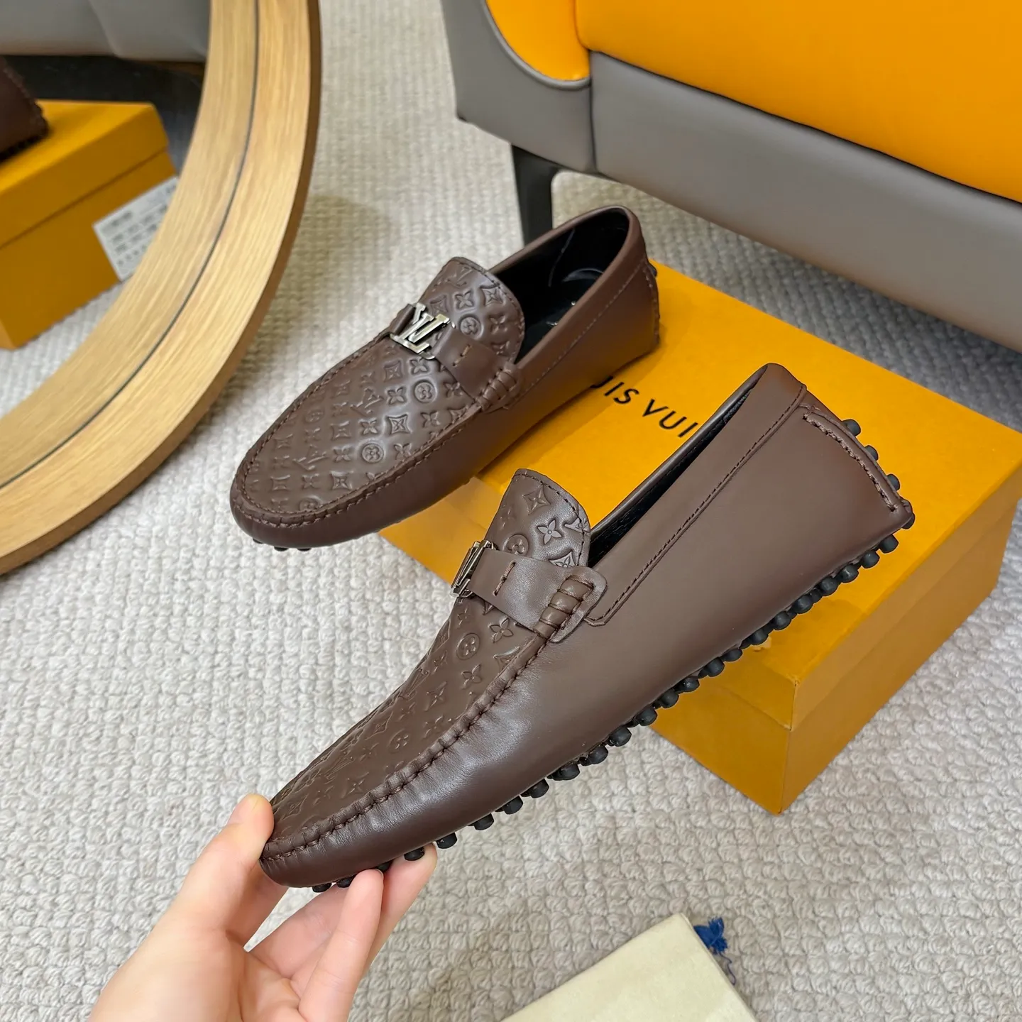Men's men's shoes 💰420 (Yangli) LV 2⃣️0⃣️2⃣️5️⃣Spring and summer counter GLORIA series models ✈️Original factory special leather production, original last type. A classic driving slip-on casual shoe that shows an elegant style with exquisite craftsmanship details such as Monogram embossing all over the upper🌀Italian imported calfskin fabric Sheepskin foot pads➕Inside～Private mold replica sole Unique style Comfortable driving slip-on Size: 4-12 (38-46) Comes with [Counter packaging: original box, wrapping paper, card, instruction manual, shoehorn, cloth bag] No pressure to enter and leave the counter!